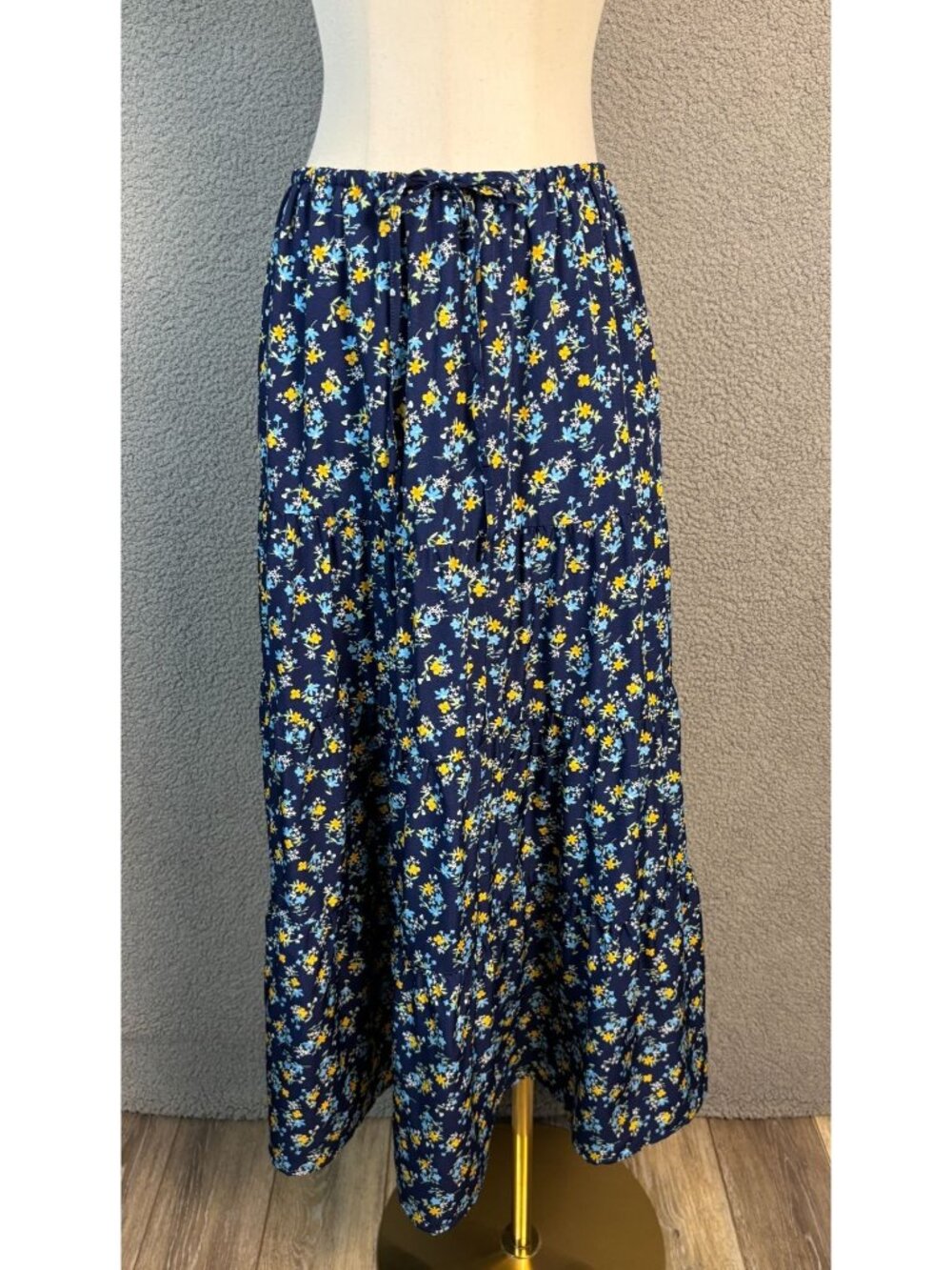 Skrtimory Women's  Midi Skirt Floral Navy Elastic Waist Tiered  Size Med NWT's.